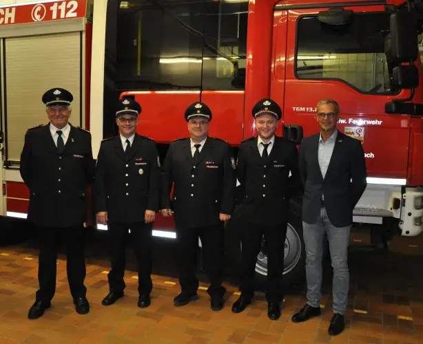 von links: Wehrführer Hans Kartes, Markus Thewes, Jens Breitkopf, Daniel Linnenbach, Bürgermeister Klauspeter Brill.