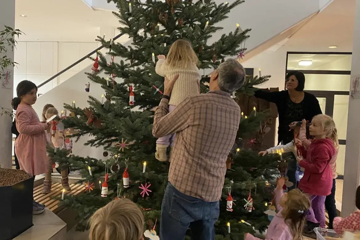 Kinder vor einem Weihnachtbaum