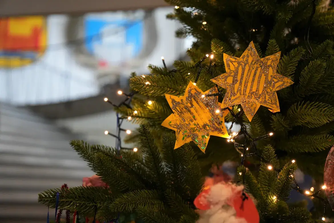 Tannenbaum im aarlouiser Rathausfoyer