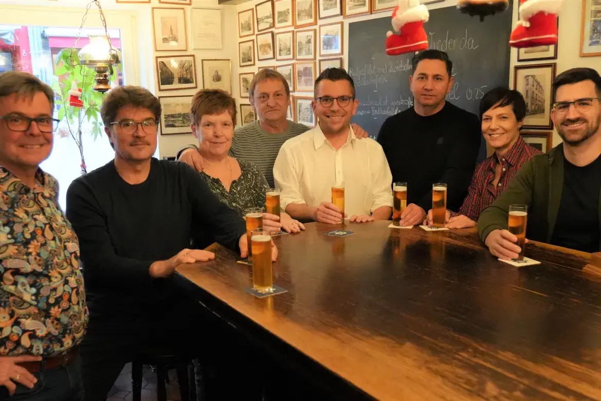 v.l.: Wirtschaftsförderer Thomas Jacob, Beigeordneter Gerald Purucker, die aktuellen Lokalbetreiber Herta und Steffen, Oberbürgermeister Marc Speicher, Hauseigentümer Bayram Kaya sowie Citymanagerin Kirsten Cortez de Lobao und Bürgermeister Carsten Quirin.   