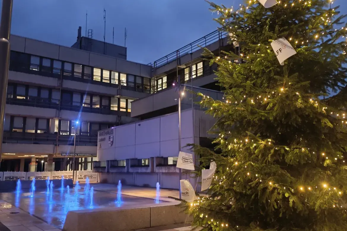 Vorweihnachtlicher Lichterglanz auf der Baustelle am Rathausplatz! 