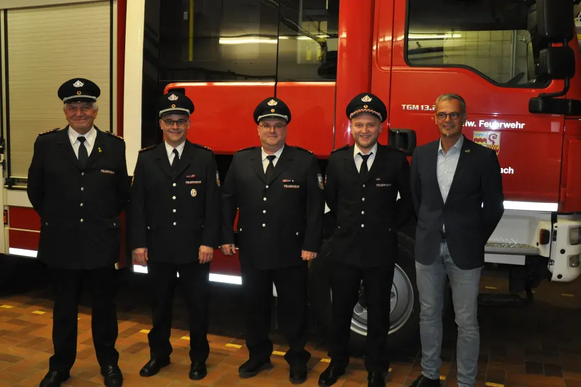 von links: Wehrführer Hans Kartes, Markus Thewes, Jens Breitkopf, Daniel Linnenbach, Bürgermeister Klauspeter Brill.