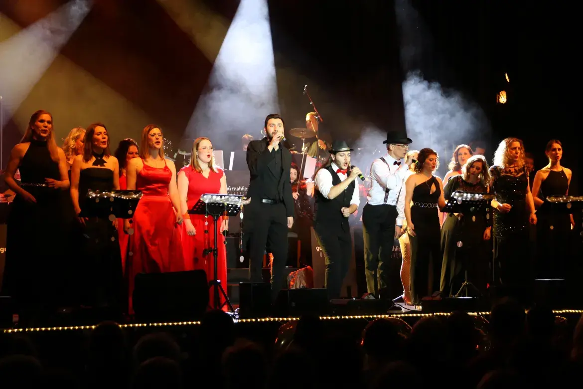 Show-Ensemble im Scheinwerferlicht der Lebacher Stadthalle