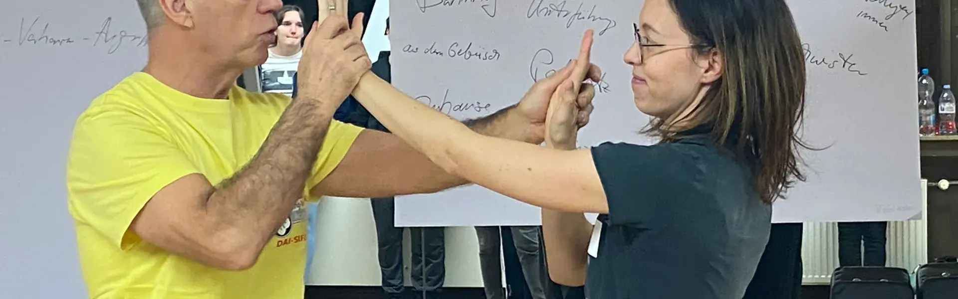 Sifu Martin Hoffmann mit einer Teilnehmerin beim Anwenden des Gelernten